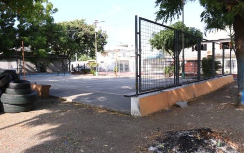 El joven murió tras ser atacado dentro de un parque de Los Claveles, ubicado en el sur de Guayaquil.