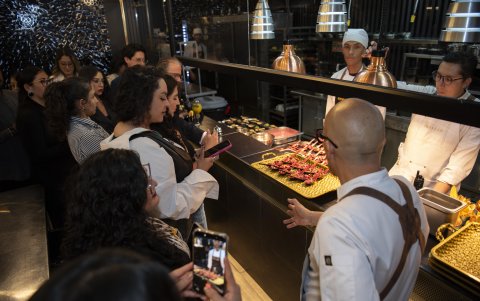 La nueva sede incorpora una cocina abierta que permite a los visitantes observar de cerca procesos que habitualmente permanecen detrás de las puertas del restaurante.
