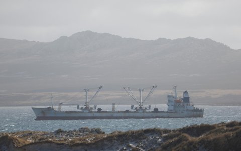 Fotografía que muestra un barco en la Bahía Yorke en las Islas Malvinas.