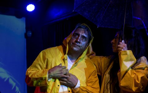 La puesta en escena combina actuación, iluminación, proyecciones y sonido en vivo para construir el universo distópico de la obra dirigida por Daniela Sánchez.