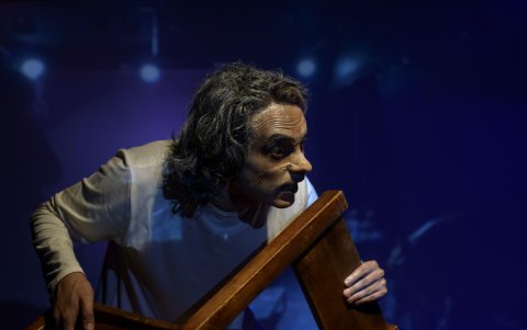 Andrés Obando interpreta a Niño/Hablante, el sujeto de experimentación que conecta los distintos universos de El hablante de las sillas.