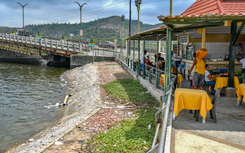El mercado minorista de mariscos de la calle Portete recibe a comensales junto a la ribera del estero, con una variedad de platillos a precios asequibles.