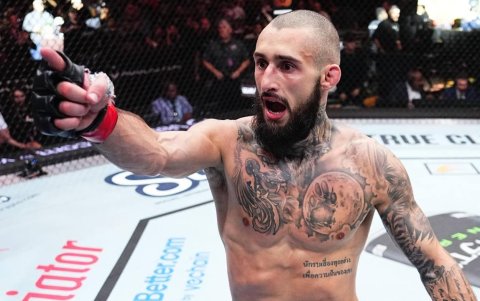 Charles Jourdain busca sorprender a Marlon Vera.