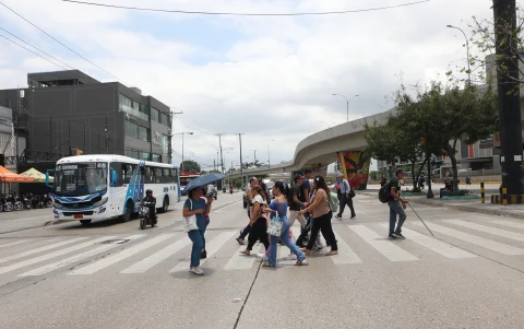 Una propuesta académica plantea aceras más amplias, arborización, mobiliario urbano y un nuevo cruce peatonal para esta avenida.