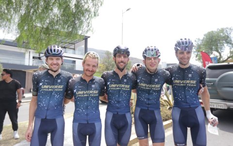 Los corredores del Universe Cycling Team participaron por primera vez en la Vuelta al Ecuador.
