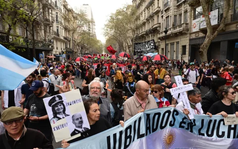 Sindicatos, jubilados, estudiantes, organizaciones sociales y agrupaciones políticas participaron en la llamada 'marcha de la bronca'.