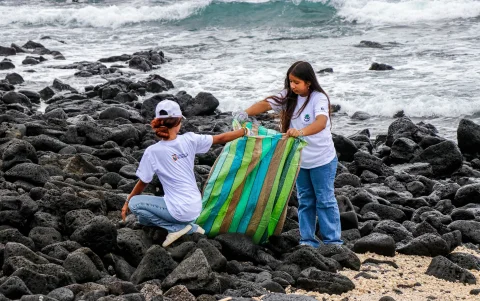 Los residuos acumulados en las playas muestran una parte del problema de contaminación que enfrenta la costa ecuatoriana.