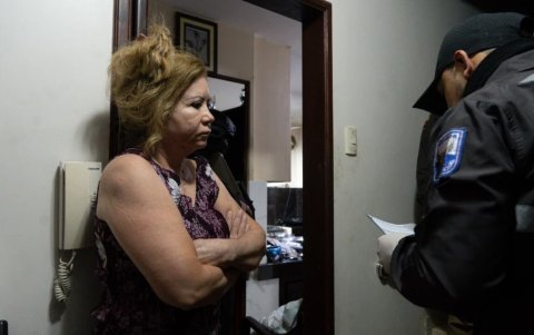 Investigación de 8 meses reveló uso de certificados médicos y huellas falsas en Ecuador.