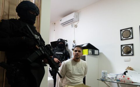 7 médicos y un funcionario fueron detenidos en Guayaquil, Quito y Macas por presunta corrupción.
