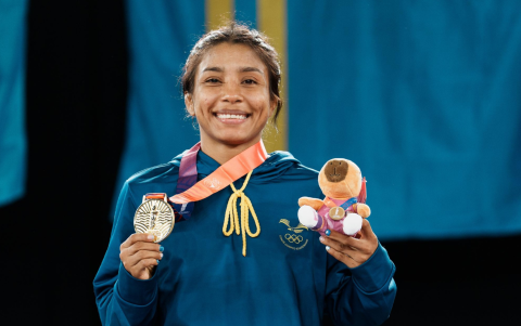 Lucía Yépez con el oro de los 53 kg de lucha libre en los Juegos Sudamericanos.