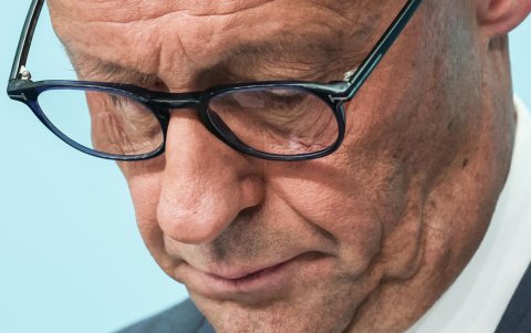 Merz asiste a una rueda de prensa en la sede del partido CDU tras una reunión de la junta del partido CDU en Berlín.