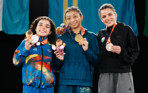 Jacqueline Mollocana celebra en lo más alto del podio tras conquistar la medalla de oro para Ecuador en los 50 kilogramos de lucha libre en los Juegos Sudamericanos Santa Fe 2026.
