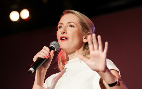 La colíder del partido La Izquierda (Die Linke), Ines Schwerdtner, pronuncia un discurso tras las elecciones regionales de Berlín (Alemania).
