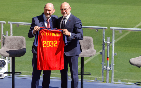 El presidente de la Real Federación Española de Fútbol (RFEF), Rafael Louzán (i) posa con el seleccionador Luis de la Fuente