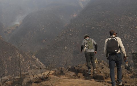 Personas caminando en una zona afectada por un incendio forestal en Villa de Leyva (Colombia)