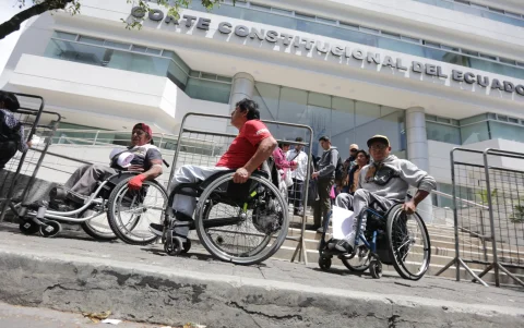 Personas en sillas de ruedas llegaron hasta la Corte Constitucional. Cuestionan la eliminación de la tarifa preferencial.