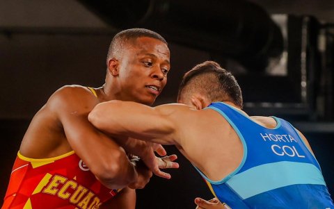 Andrés Montaño en lucha contra Julián Horta, en la final de los Juegos Suramericanos Santa Fe 2026.