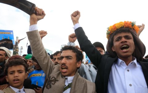 Partidarios hutíes corean consignas durante una protesta contra Arabia Saudita en Saná, Yemen, el 18 de septiembre de 2026.