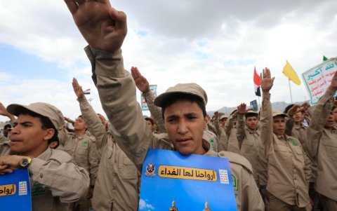 Miles de partidarios hutíes se manifestaron en Saná para rechazar la intervención militar saudí en Yemen, en medio de una escalada de ataques.