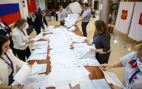 Miembros de una comisión electoral local vacían una urna, en la región de Moscú (Rusia), el 20 de septiembre de 2026.