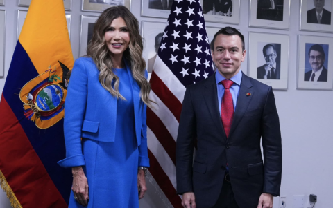 Daniel Noboa y Kristi Noem dialogaron en Nueva York sobre estrategias de seguridad y cooperación entre Ecuador y Estados Unidos.
