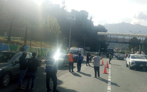 Un siniestro de tránsito involucró a tres vehículos en la autopista General Rumiñahui, sector Monjas. La circulación permanece habilitada tras el choque.