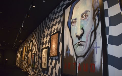Obras de la exposición de pintura Figures of the Fringe (Personajes marginales), de Johnny Depp inauguradas en Shanghái (China).