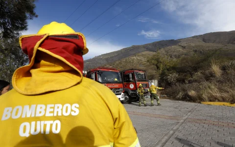 Para combatir el incendio en el cerro Casitagua se requirió más de 100 bomberos.
