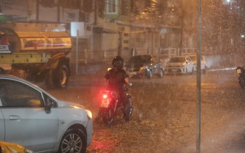Las calles se reportan con acumulaciones de agua.