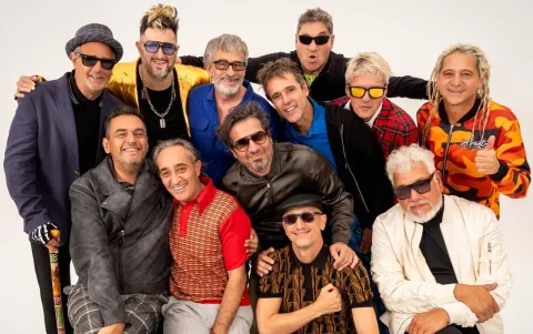 Los Auténticos Decadentes, grupo fundado en 1986, fusiona rock, ska, cumbia y hasta bolero.