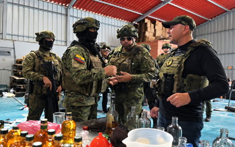 Botellas llenas y vacías de licor fueron encontradas durante el operativo que permitió localizar una fábrica clandestina en Llano Grande, norte de Quito.