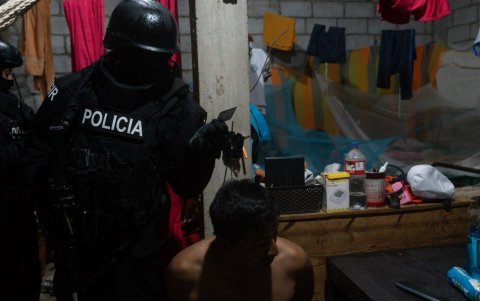 Cae alias La Patrona en Guayaquil por presuntas extorsiones y cobro de vacunas.