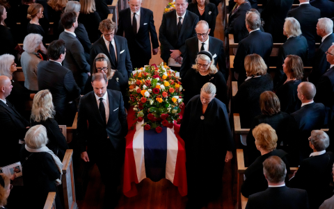 El féretro de la princesa Astrid es llevado en procesión fúnebre desde la iglesia de Ris en Oslo, Noruega.