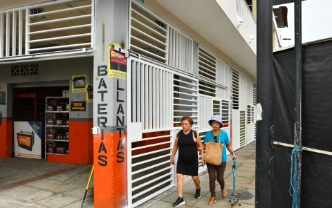 El espacio entre la reja y la calle es utilizado por los peatones que recorren esta esquina del centro-sur de Guayaquil.