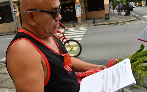 Gary Lazo Arias, propietario del inmueble, respalda la instalación de la reja y recoge firmas para evitar que sea retirada.