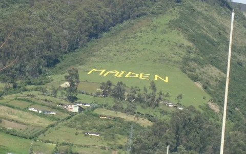 El club de fans colocó el logo de la banda en las Laderas del Pichincha, en 2009.
