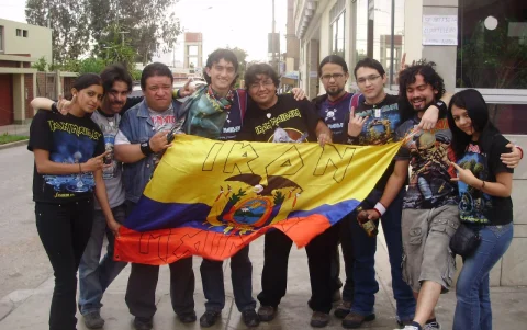 Danilo Román junto a sus amigos en la primera visita de Iron Maiden a Quito.