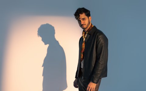 El sencillo que da el nombre al disco, Todo pasa, se ha convertido en uno de los temas más escuchado del cantante mexicano.