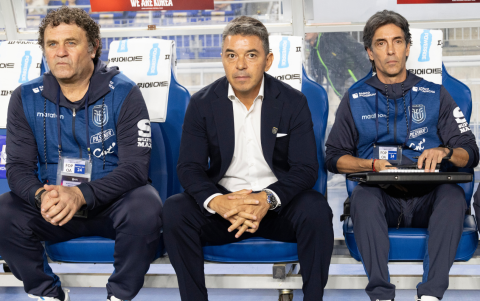 Marcelo Gallardo (C), entrenador de Ecuador, antes del partido amistoso de fútbol entre Corea del Sur y Ecuador, en el estadio Mundialista de Suwon, en Suwon.