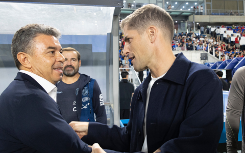 Robert Moreno (D), técnico interino de Corea del Sur, saluda a Marcelo Gallardo (I), entrenador de Ecuador, antes del amistoso en Suwon.