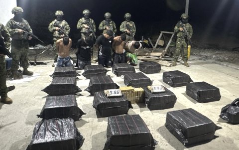 Los detenidos y la droga fueron mostrados por personal del Ejército ecuatoriano