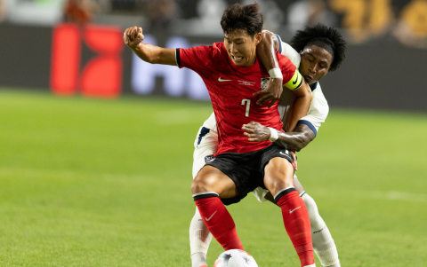 Son Heung-min (izq.) de Corea del Sur disputa el balón ante Angelo Preciado (der.) de Ecuador durante el partido amistoso entre ambas selecciones, en el estadio mundialista de Suwon, Corea del Sur.
