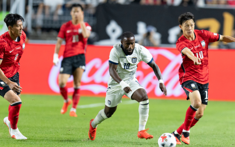 John Yeboah (C), de Ecuador, disputa el balón ante Lee Jae-sung (R), de Corea del Sur, en el amistoso disputado en Suwon, el 24 de septiembre de 2026.