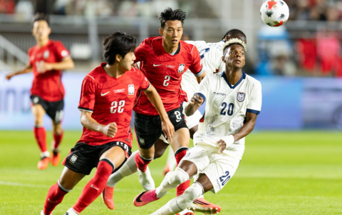 Nilson Angulo disputa el balón ante un jugador de Corea del Sur durante el partido amistoso.
