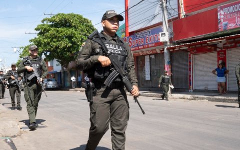 Integrantes de la Fuerza Pública patrullan los accesos a Santa Marta en medio del operativo de seguridad desplegado.