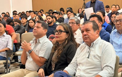 Expertos y estudiantes de la UTMACH participaron en el simposio binacional sobre prevención y bioseguridad frente al Fusarium Raza 4.