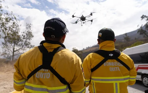 Con drones se monitorea el cerro Casitagua tras el incendio forestal.