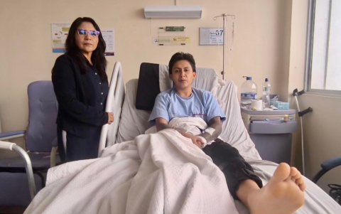 Bryan Montero, junto a su madre, relataron que esperan por la transferencia a un hospital. Él requiere una cirugía en su rodilla.