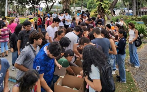La jornada de entrega gratuita de libros se realiza un domingo al mes en el Parque de Urdesa y reúne a decenas de personas.