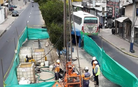 Trabajadores de la española Typsa trabajan en un perfilamiento para la extensión del metro de Quito hasta Calderón, una vez que terminaron el estudio del tramo hasta La Ofelia.